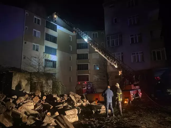 Sinop’ta bir apartmanın çatısında çıkan yangın hasara neden oldu