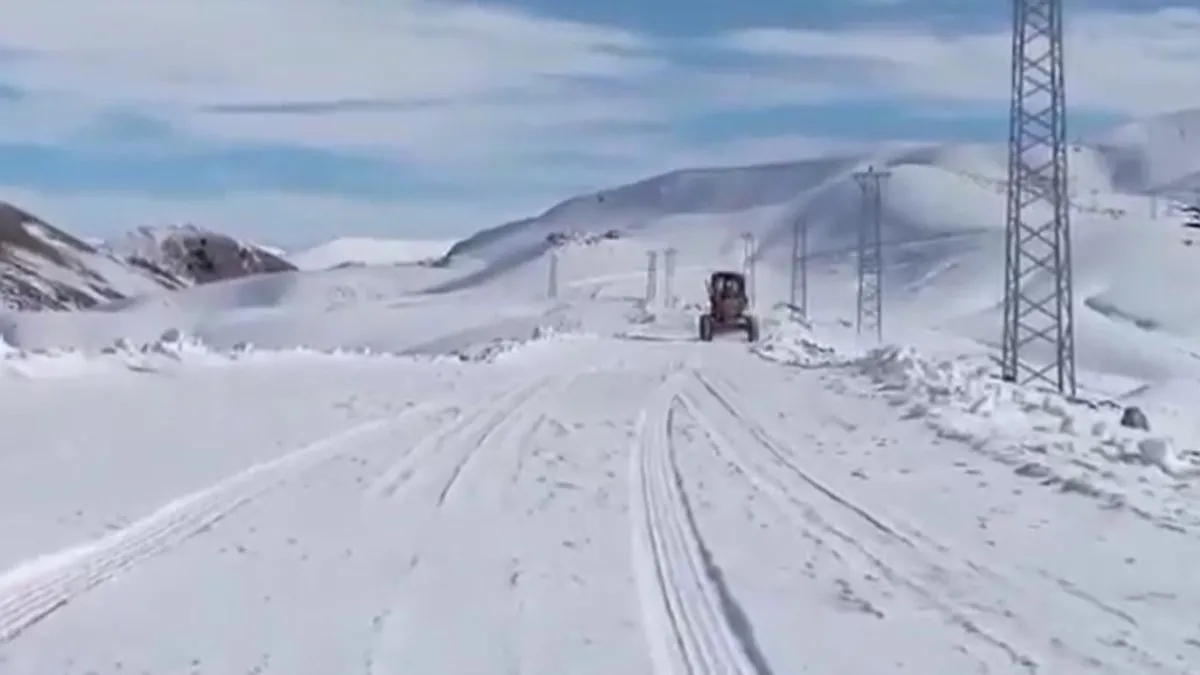 Şırnak’ta kardan kapanan 38 kilometrelik köy yolu ulaşıma açıldı