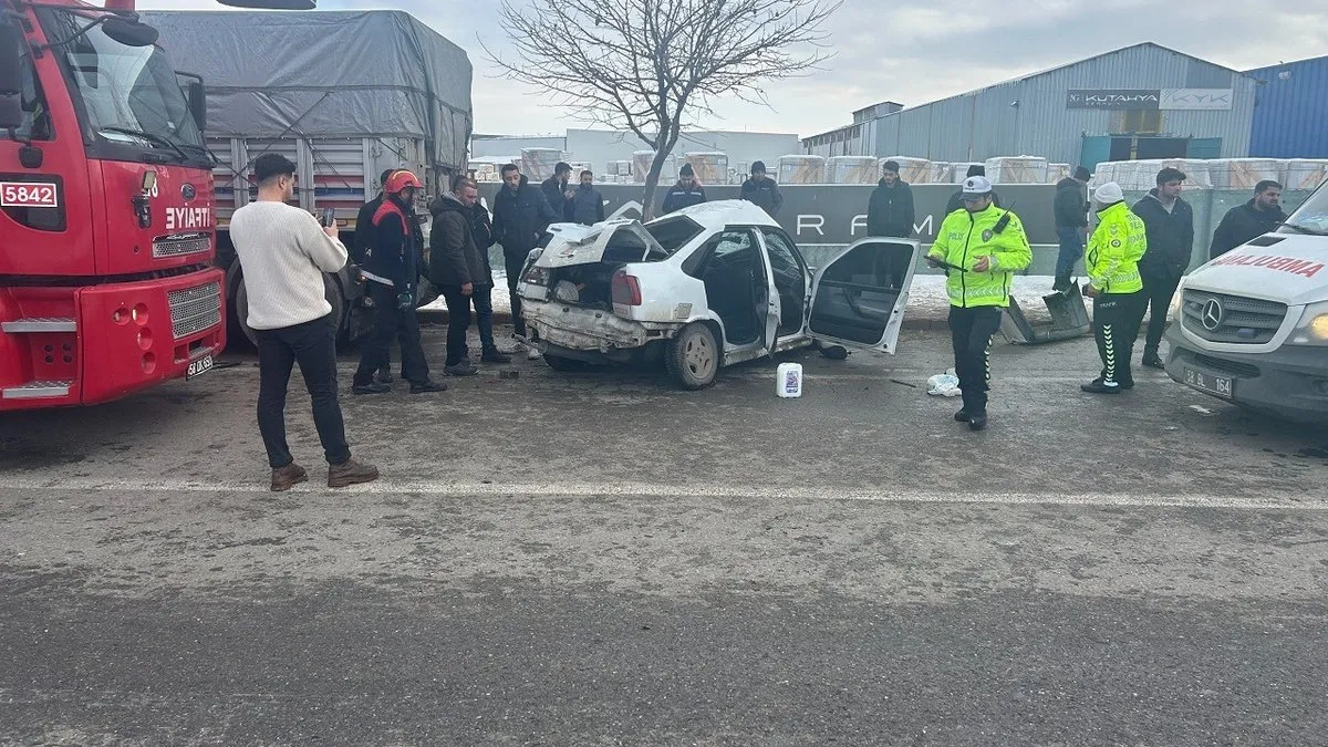 Sivas’ta otomobil TIR’a çaptı, sürücü ağır yaralı