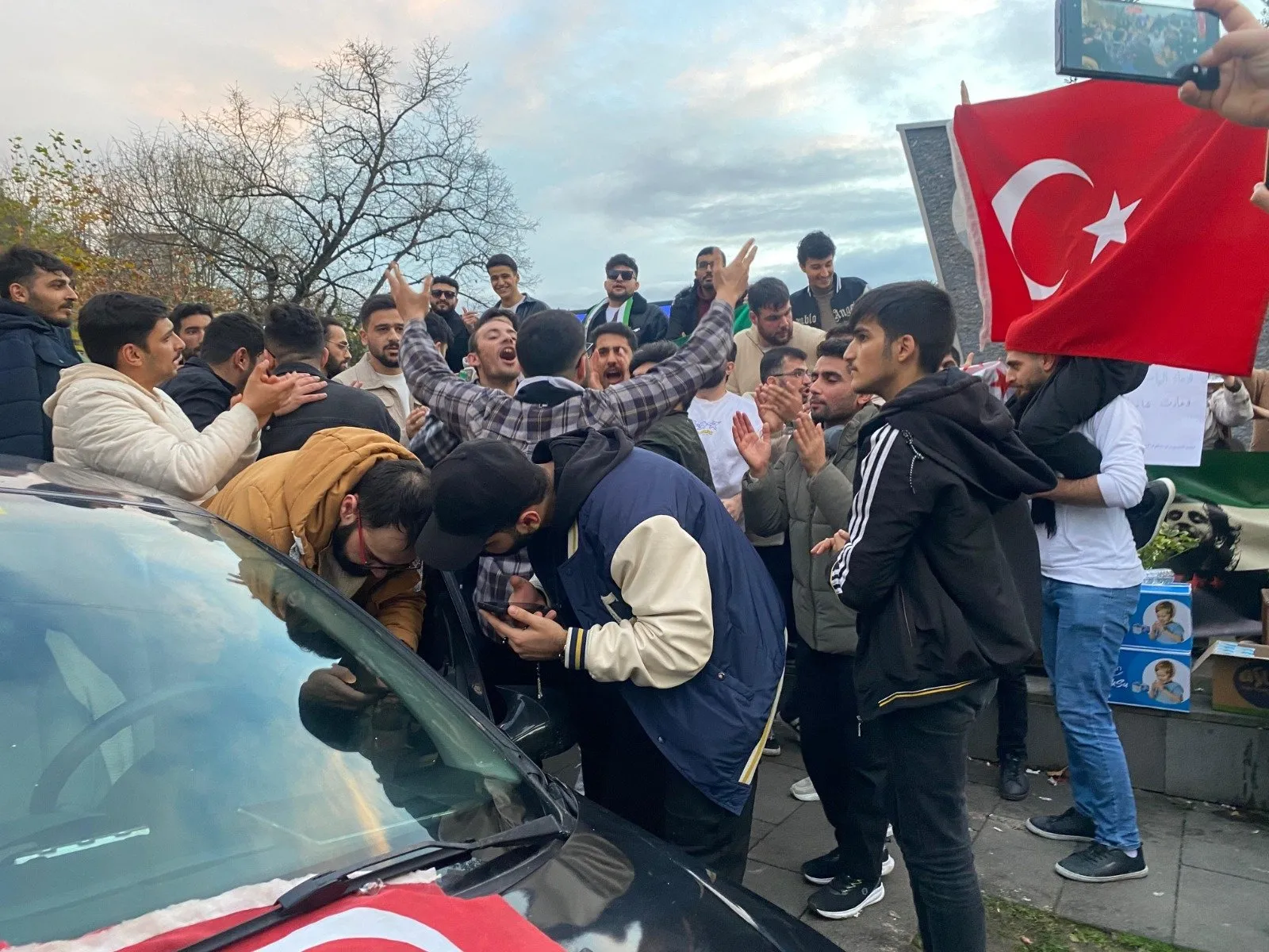 Suriyeli öğrenciler rejimin sona ermesi dolayısıyla tatlı dağıttı