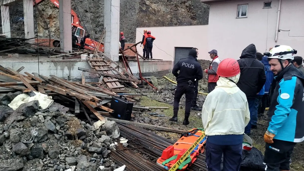 Trabzon’da inşaatın çatısı çöktü: 3 kişi kurtarıldı, enkaz altında kaldığı iddia edilen bir işçi aranıyor