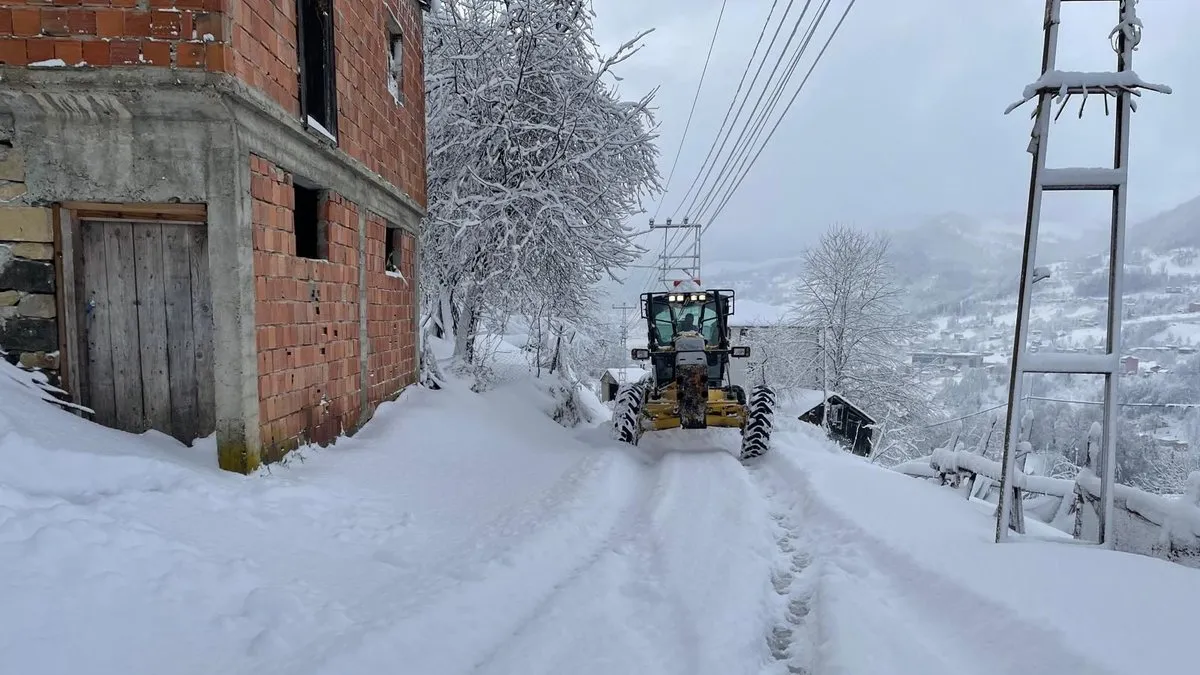 Trabzon’da kardan dolayı 168 mahallenin yolu ulaşıma kapandı