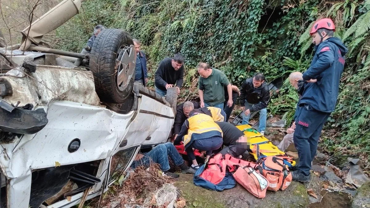 Trabzon’da  otomobil dereye uçtu: 2 yaralı