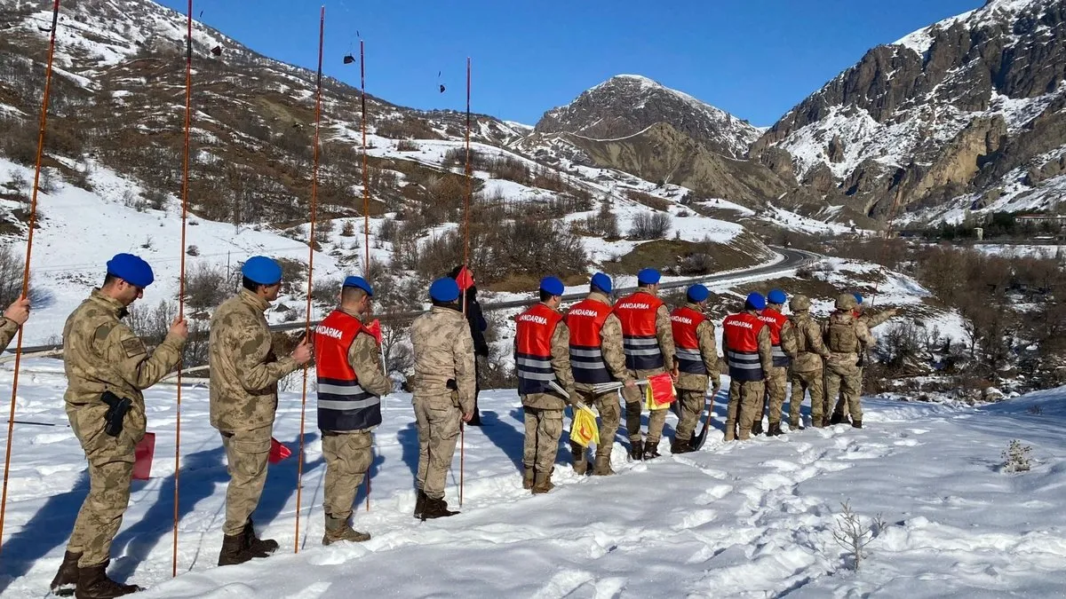 Tunceli’de, jandarmaya çığda arama kurtarma eğitimi