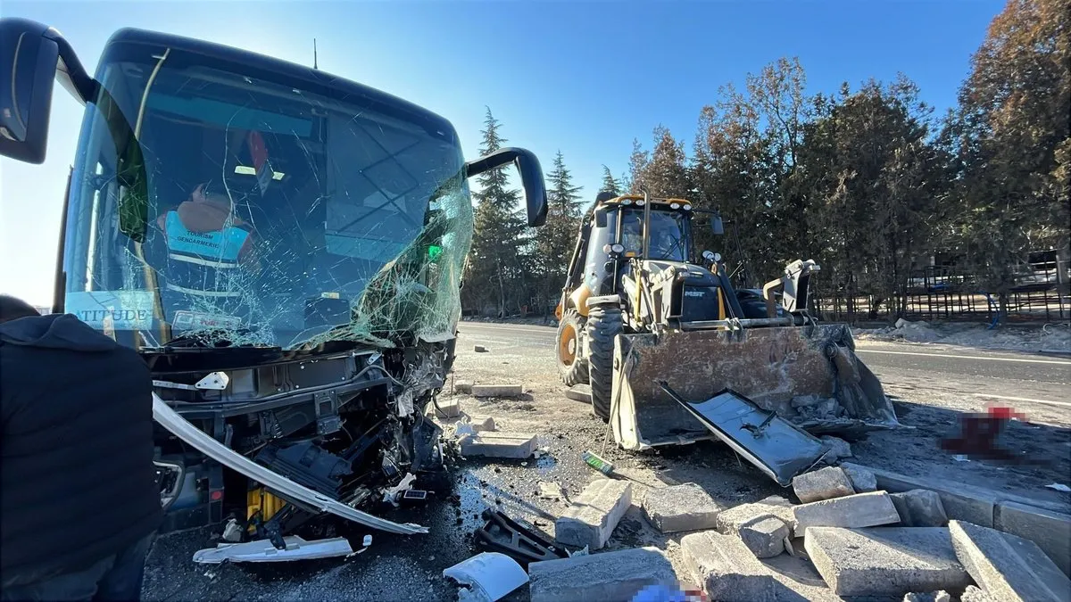 Turistleri taşıyan otobüs ile iş makinesi çarpıştı: 1’i ağır 6 yaralı