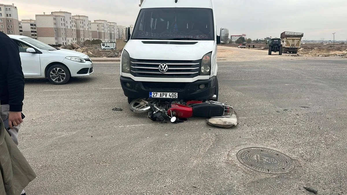 Viranşehir’de öğrenci servisi ile motosiklet çarpıştı: 1 yaralı