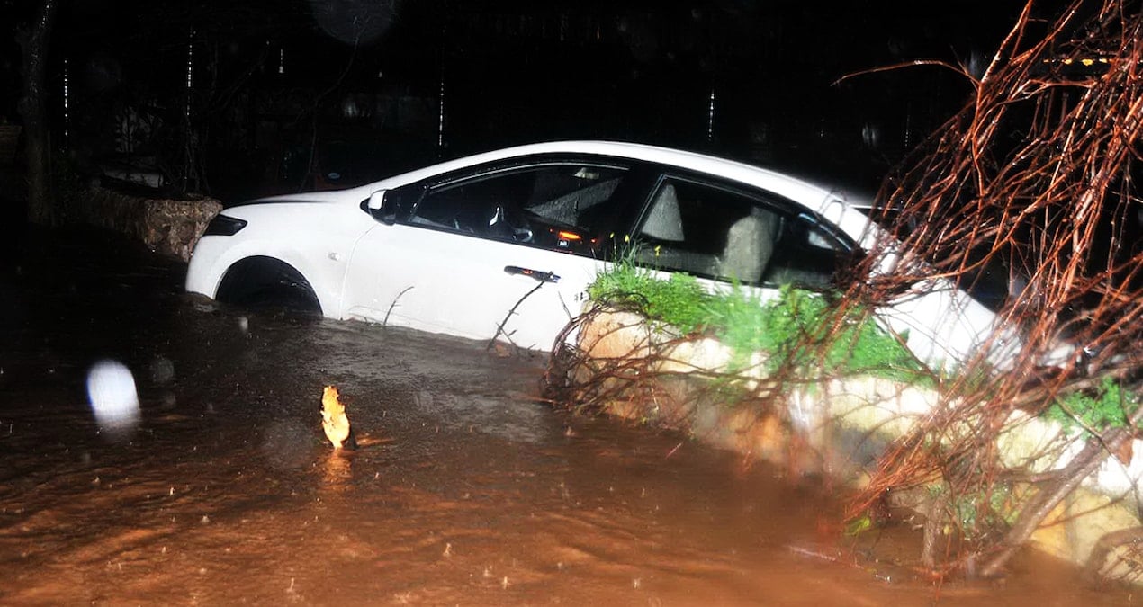 Bodrum’da sağanak: Caddeler dere oldu, vatandaş canını zor kurtardı