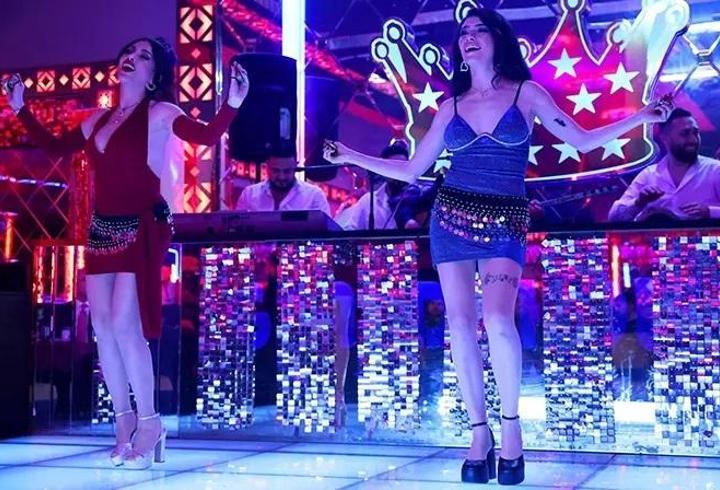 İnci Taneleri Dilber kimdir, öldü mü? Dilber’i oynayan Hazar Ergüçlü kaç yaşında, hangi dizilerde oynadı?