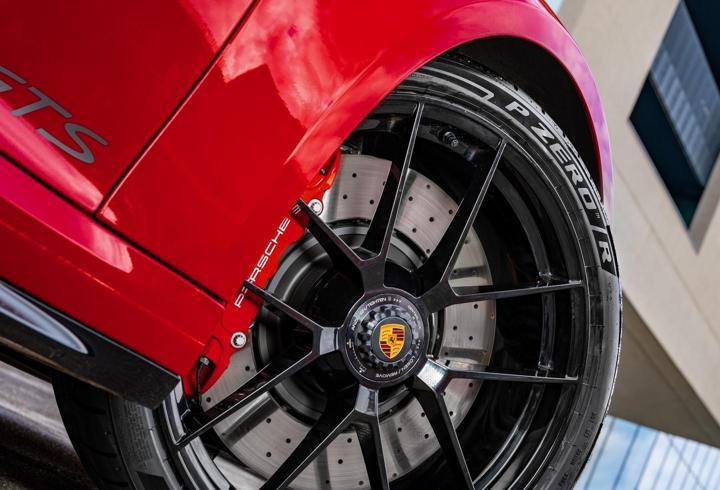 İlk hibrit motorlu Porsche’nin ekipmanı oldu