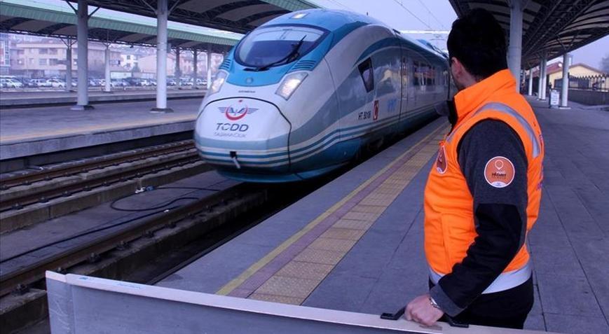 YHT istasyonlarındaki “Turuncu Masa” engelleri kaldırıp ulaşımı kolaylaştırıyor