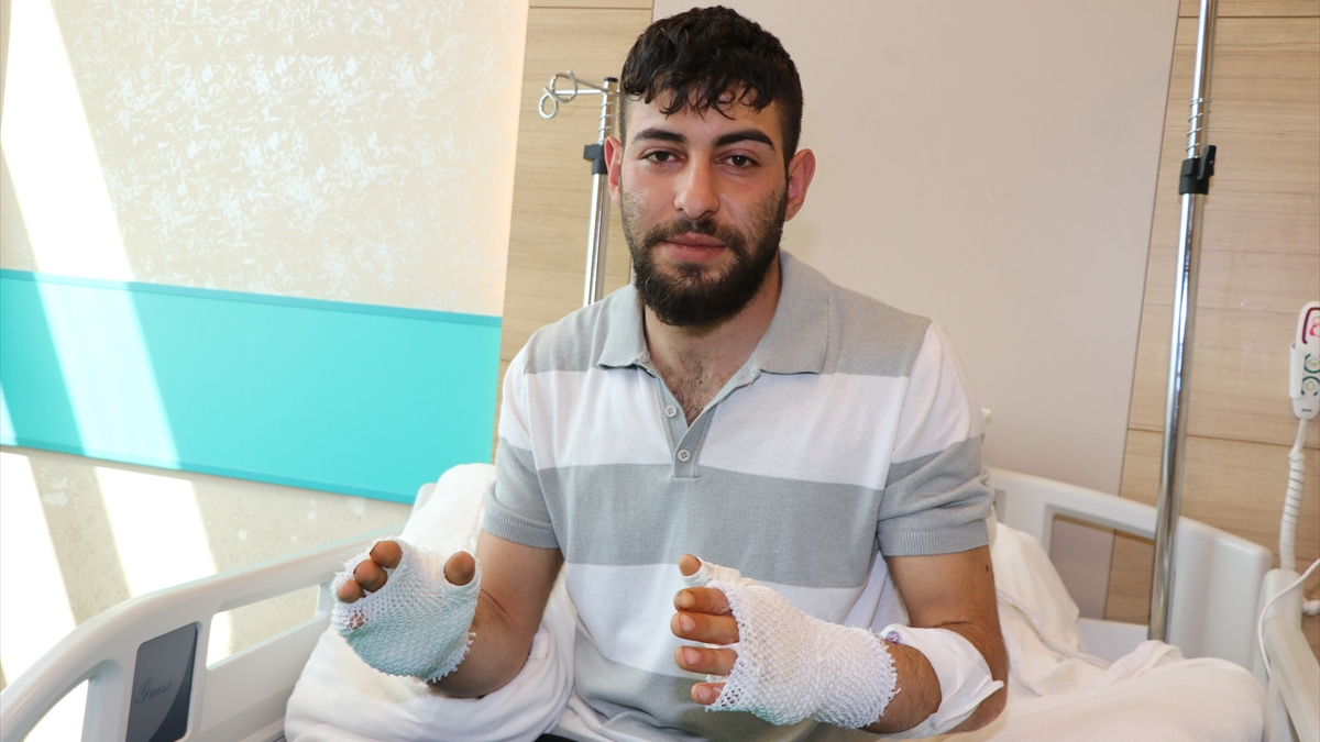 Erzurum’da hararet yapan otomobiline aceleyle müdahale edince hastanelik oldu