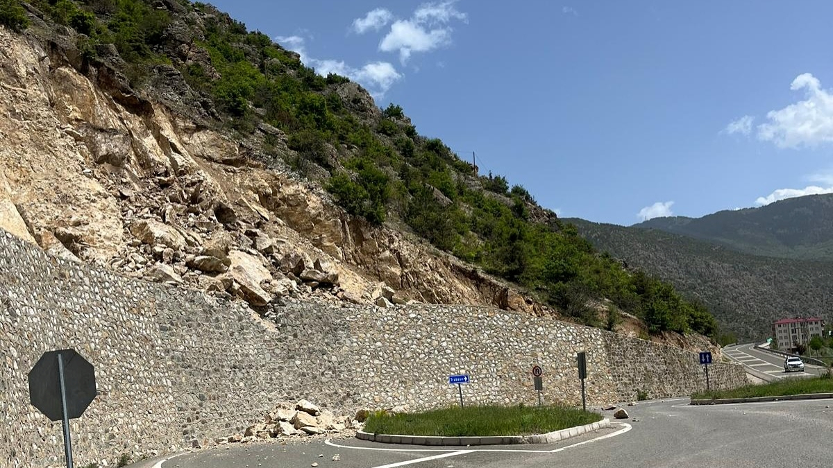 Gümüşhane’de heyelan nedeniyle mahalle yolu ulaşıma kapatıldı