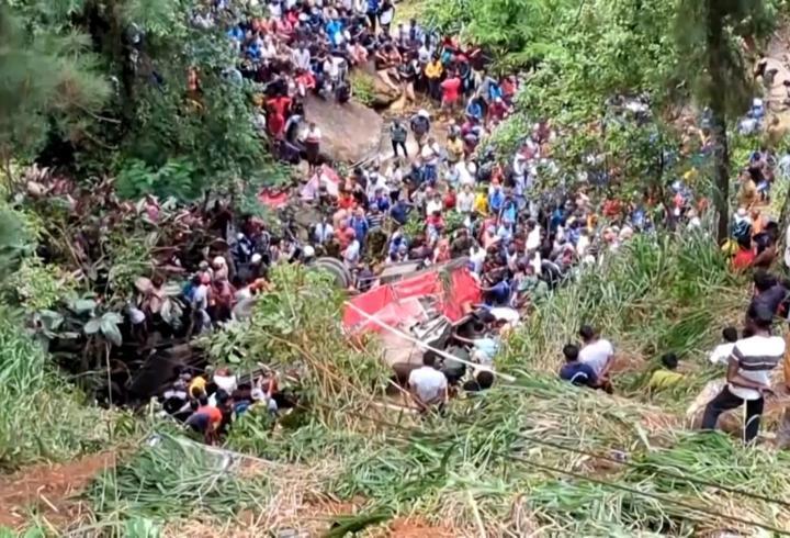 Sri Lanka’da yolcu otobüsü uçuruma yuvarlandı: 21 ölü