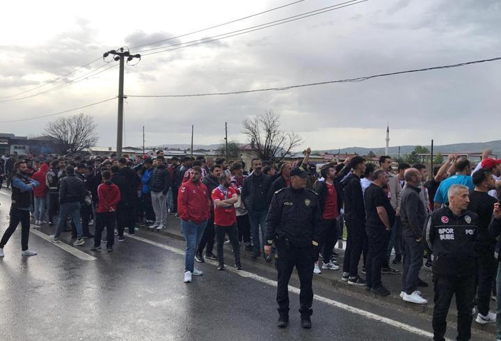 Sivassporlu taraftarlar, tesislerin önünde takımı protesto etti