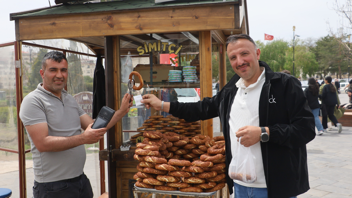 Sivas’ta seyyar simit tezgahına POS cihazı koydu