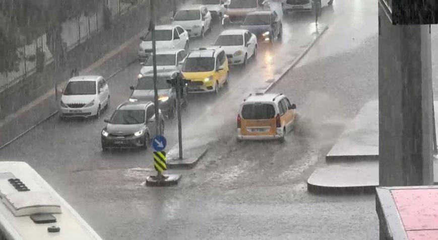 Meteoroloji birçok kent için uyarmıştı! Yollar göle döndü, ahır sele teslim oldu