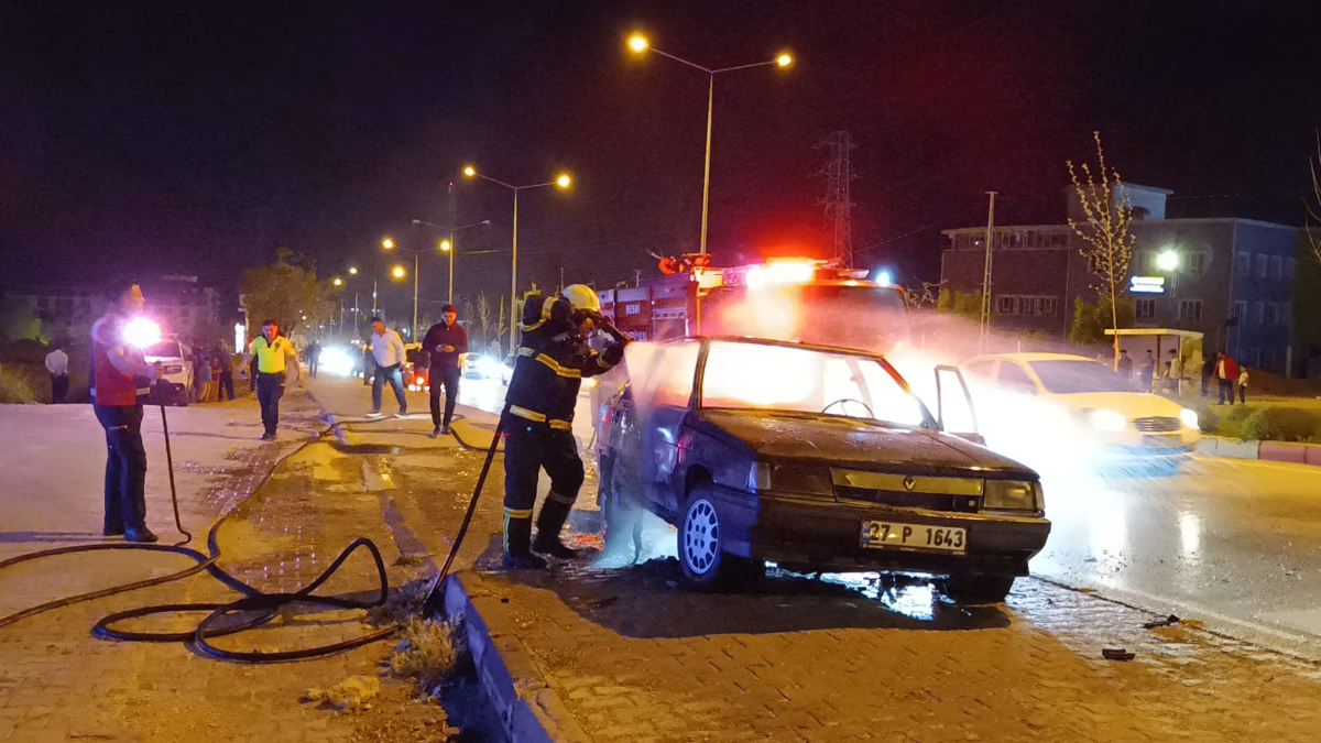 Adıyaman’da alkollü sürücü otomobilini yaktı