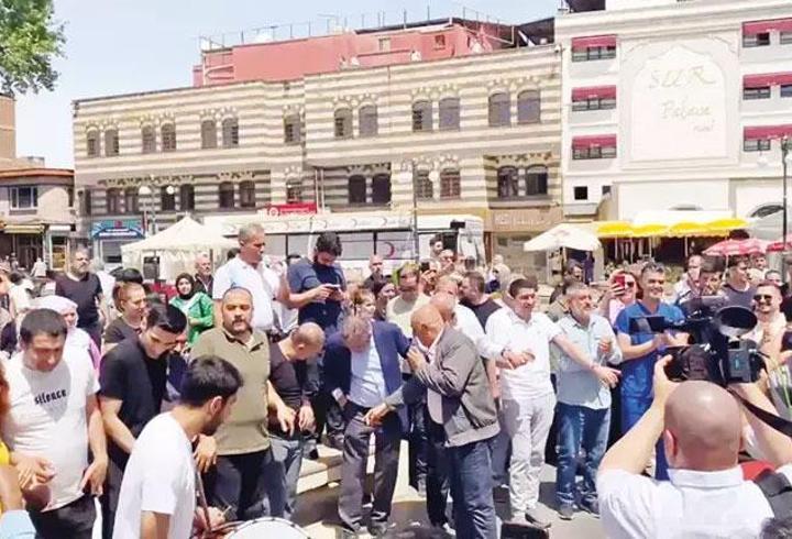 PKK 47 yıl sonra kendisini feshetti! Diyarbakır’da barış halayı