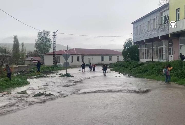 Peş peşe felaket! Sel, taşkın, zarar… Sağanak ve dolu yurdu vurdu!