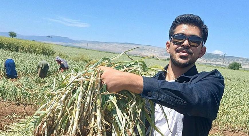 Mühendis oldu! Baba mesleği için tarlasına döndü
