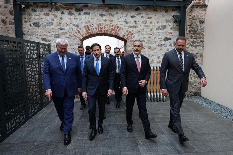 Tarihi İstanbul zirvesinde ilginç anlar Japan Budistten barış ayini