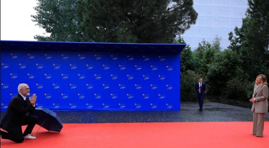 Erdoğan’ın da katıldığı Tiran’daki zirveye damga vuran görüntü!