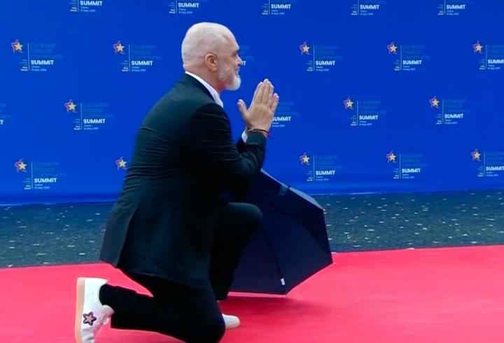 Arnavutluk Başbakanı Edi Rama İtalya Başbakanı Giorgia Meloni’yi diz çökerek karşıladı