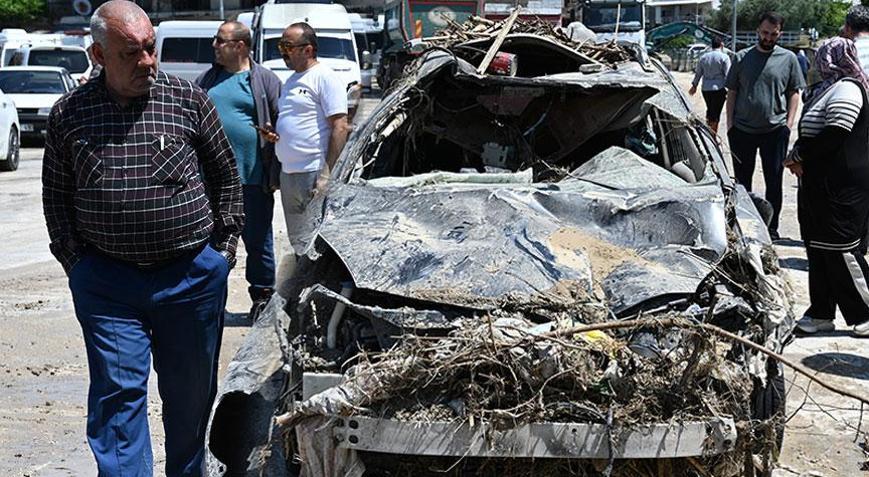 Bir kent kabusu yaşadı! Sel 8 aracı yuttu, hepsi hurdaya döndü