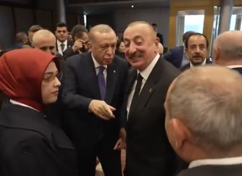 Tirandaki dikkat çeken an Cumhurbaşkanı Erdoğan, İlham Aliyev ve Paşinyan bir araya geldi