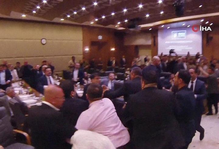 Tansiyon yükseldi, Meclis toplantısı kavgayla bitti!
