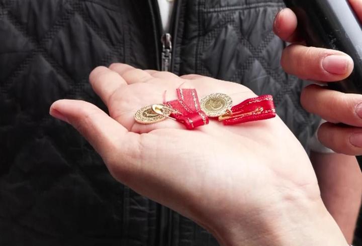 Altın gibi parlıyor, değeri 10 lira: Sahteciler iş başında!