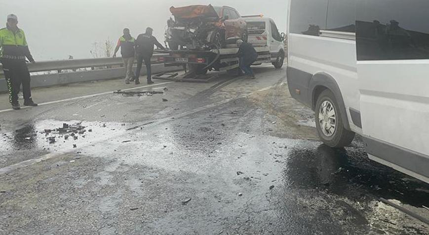 Bursa’da işçi servis minibüsü ile otomobil çarpıştı: 2’si ağır, 12 yaralı