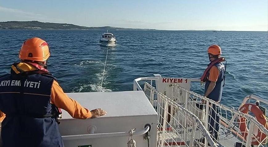 Sürüklenen tekne Çanakkale Marina’ya yanaştırıldı