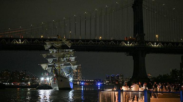 Meksika Donanmasına ait yelkenli gemi New York Brooklyn Köprüsü’ne çarptı: Ölü ve yaralılar var