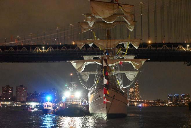 New York Brooklyn Köprüsü’ne gemi çarptı: İşte görüntüler