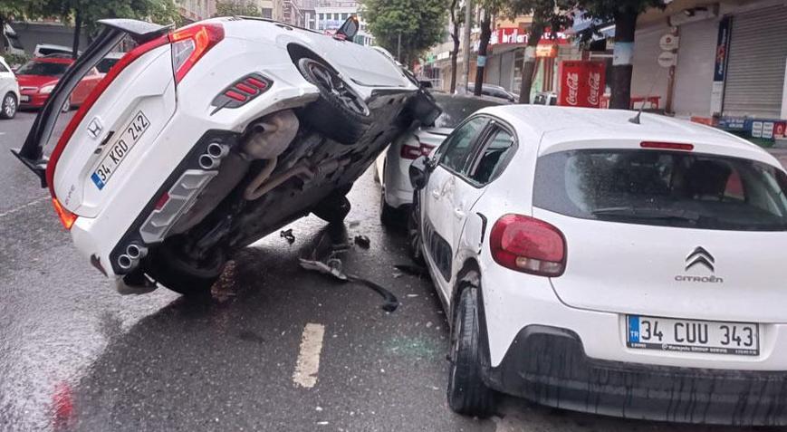 Esenyurt’ta feci kaza! Otomobil park halindeki aracın üzerine uçtu