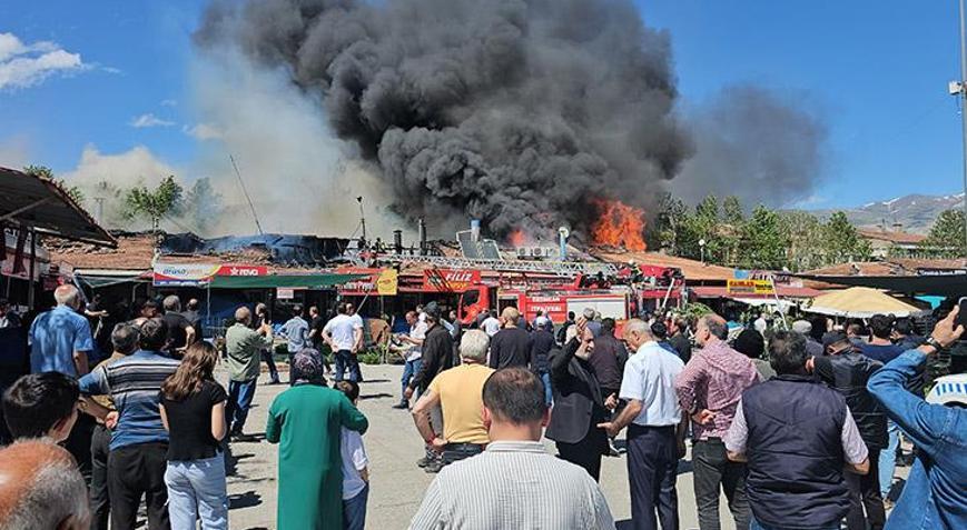 Erzincan’da sıralı dükkanların çatısında yangın