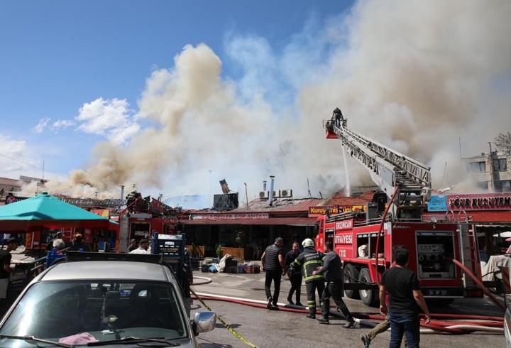 Erzincan’da lokantada çıkan yangın bitişikteki iş yerlerine sıçradı: 20 dükkan zarar gördü