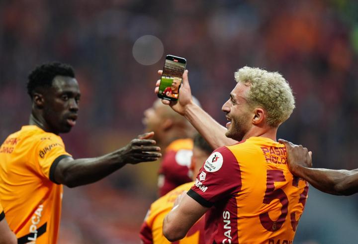 Barış Alper Yılmaz, gol sonrası ‘selfie’ çekti, sarı kart gördü