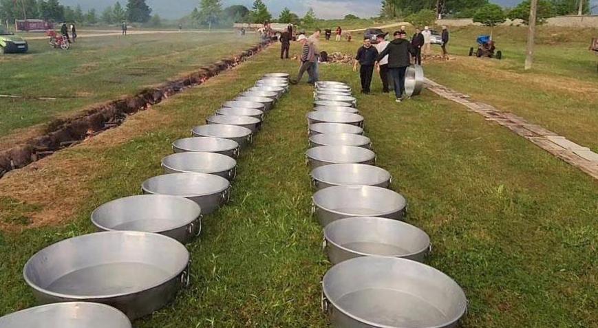 80 yıllık gelenek! Binlerce kişi kente akın etti: 60 kazan yan yana pişirildi