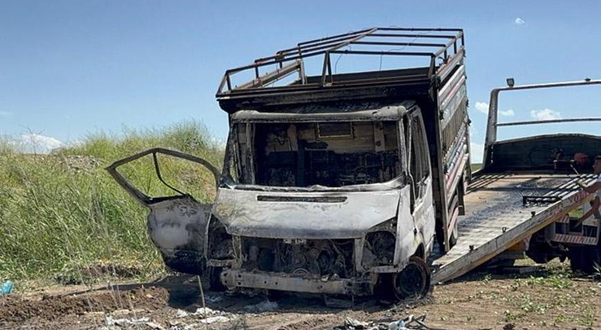 Diyarbakır’da yanan kamyonette 2 ceset! Baba ve oğlu elleri bağlanmış halde bulundu