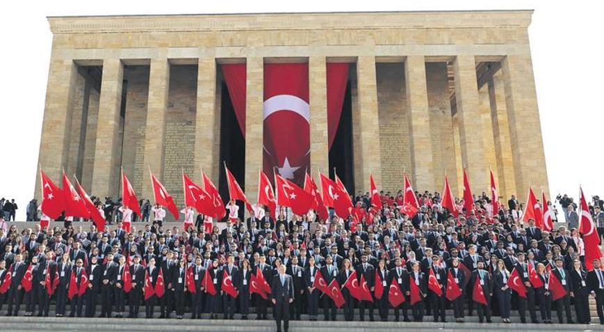 Bakan Bak, gençlerle birlikte Anıtkabir’deydi: Emanetiniz emin ellerde
