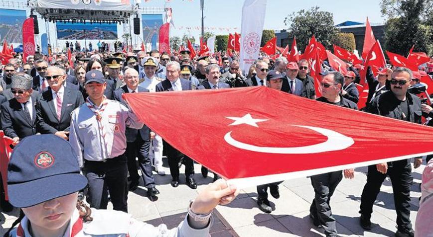 Atatürk’ü temsil eden bayrak Tütün İskelesi’nden karaya çıkartıldı