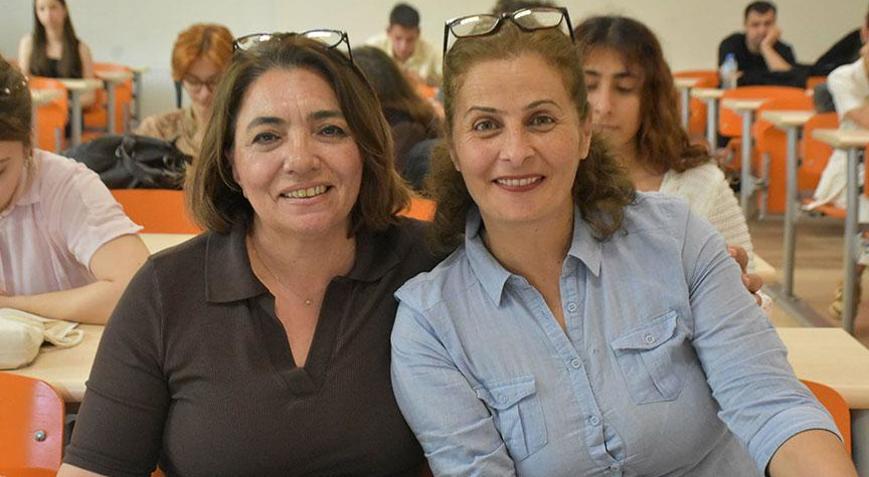 İki kadın 50’li yaşlarında üniversiteli oldu! ‘ 17 yaşındayken hayalimdi’