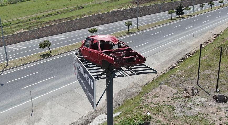 Yer: Elazığ! Yol kenarındaki kazalı araç, sürücüleri yavaşlattı