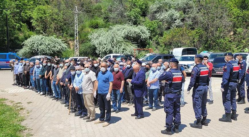 Kent diken üstünde! 1,5 yaşındaki bebek öldü, cenazesine herkes maskeyle katıldı