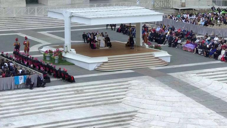 Papa Leo ilk kez halka hitap ediyor: Binlerce Katolik Aziz Metrus Meydanı’na akın etti
