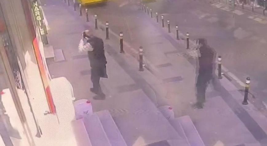 Yer: Küçükçekmece! Fenalaşıp yola yığılan adamın üzerinden araç geçti