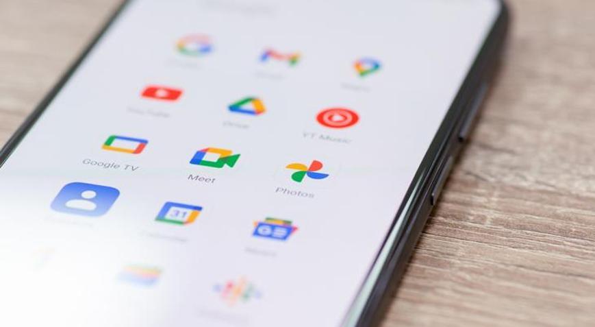 Google Meet’e konuşurken canlı çeviri özelliği geliyor