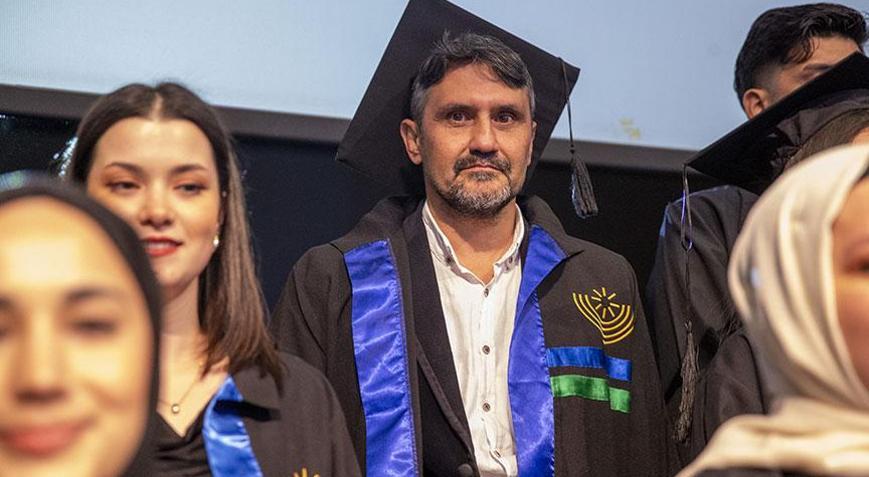 6 diplomayla yetinmedi! 48 yaşında, 4 üniversite daha okuyor